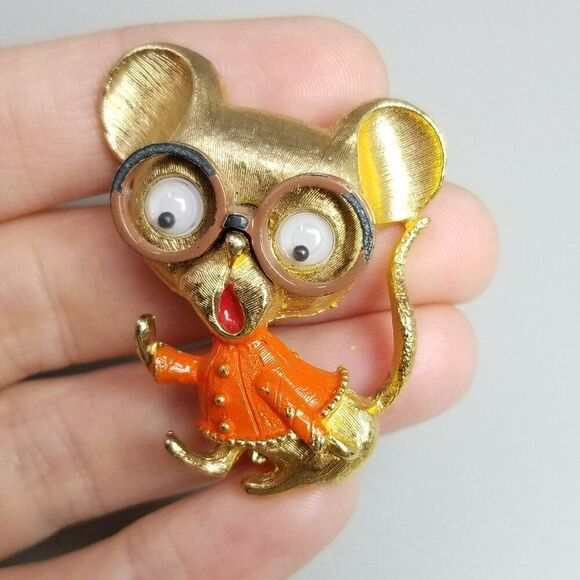 Vintage JJ Mouse with Googly Eyes, Glasses Orange Sweater Brooch, Gold Tone - Picture 6 of 7
